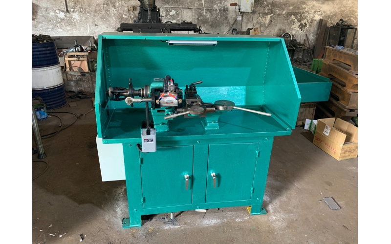 620儀表車床，帶氣動(dòng)夾緊裝置，可以減輕工人勞動(dòng)強(qiáng)度